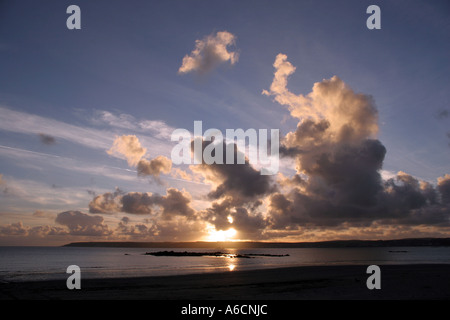 Vista da Marazion attraverso la baia di Penzance vicino a St Michael's Mount Foto Stock