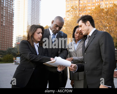 La gente di affari di parlare all'aperto Foto Stock