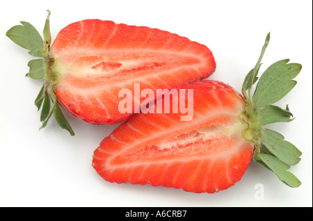 2 fragole mezza sezione trasversale tagliata ritagliata su sfondo bianco Foto Stock