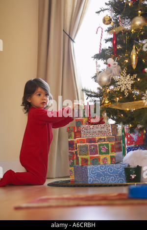 La mattina di Natale e un regalo speciale per lei. Presente per Natale da  amante, marito o fidanzato. Una donna ha una sorpresa per lei nel letto. Y  Foto stock - Alamy