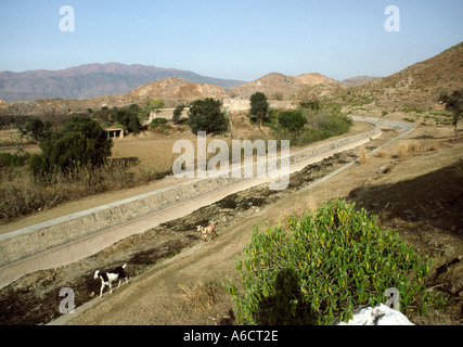 Pakistan Punjab occidentale Taxila agricoltura secco canale di irrigazione Foto Stock