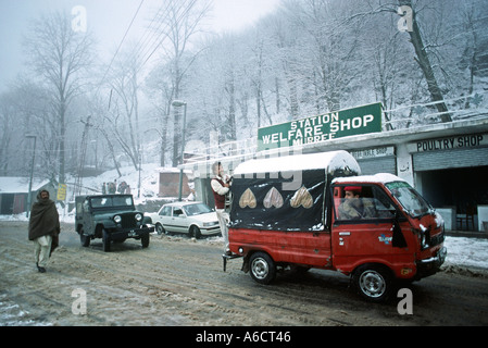 Il Pakistan Punjab Murree Hill Station minibus e jeep sulla neve legato road Foto Stock