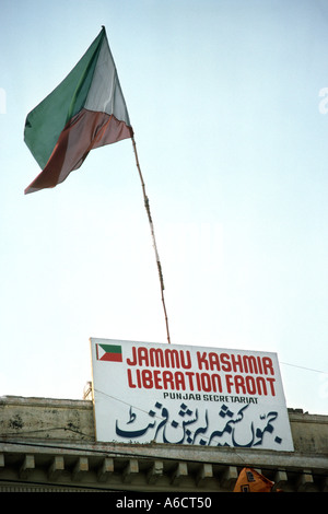 Il Pakistan Punjab Lahore politica Jammu e Kashmir Liberation Front bandiera Foto Stock