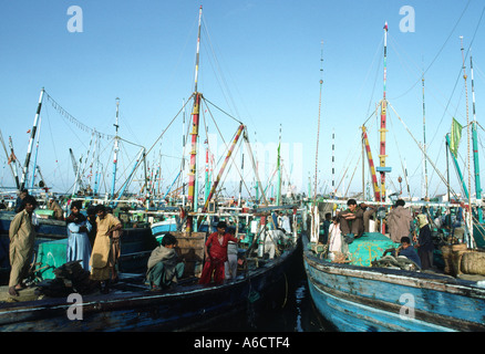 Il Pakistan Sind Karachi pescatori sulle barche nel porto di pesce Foto Stock