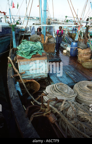 Il Pakistan Sind Karachi porto pesci ponte di barche da pesca Foto Stock