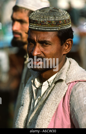 Il Pakistan Sind Karachi porto pesci dockworker indossando Sindhi cap Foto Stock