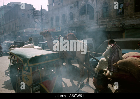 Il Pakistan Sind Karachi Lee mercato carrello cammello in congestionata strada inquinati Foto Stock