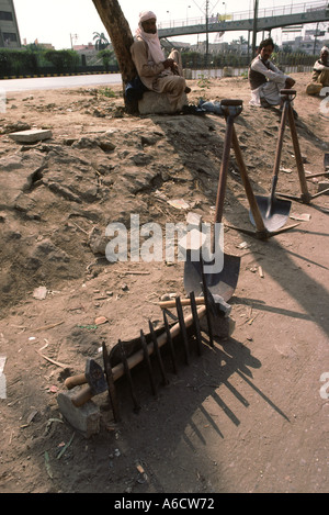 Il Pakistan Sind Karachi costruttori in cerca di lavoro dal lato del Sharah e Faisal road Foto Stock