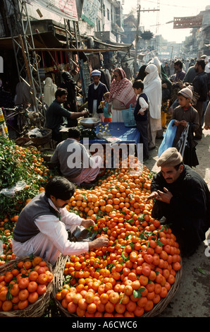 Il Pakistan Rawalpindi Rajah Bazaar arancione in stallo affollato mercato ortofrutticolo Foto Stock