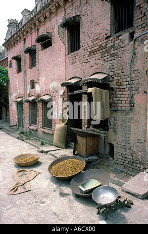 Il Pakistan Rawalpindi Rajah Bazaar arrosto di ceci in fabbrica vecchia casa Foto Stock