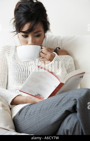 Lettura della donna Foto Stock