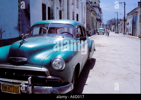 Un Vintage American Chevrolet parcheggiata su strada nel quartiere di Cerro Havana Cuba Foto Stock