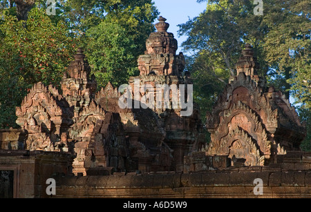 Templi indù nell'involucro interno di Banteay Srei in pietra arenaria rossa all'alba a Angkor Wat Siem Reap Cambogia Foto Stock