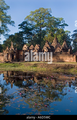 Fossato circostante templi indù nell'involucro interno di Banteay Srei architettura Khmer a Angkor Wat Siem Reap Cambogia Foto Stock