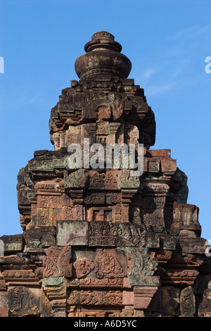 Tempio indù nell'involucro interno di Banteay Srei in pietra arenaria rossa a Angkor Wat Siem Reap Cambogia Foto Stock