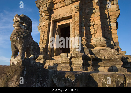 Leoni di pietra a guardia della centrale di un tempio indù a Bakong ix centuryHindu tempio a Roluos distretto di Angkor Wat Cambogia Foto Stock