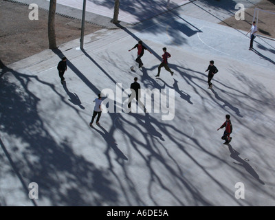 Ragazzi che giocano a calcio Foto Stock