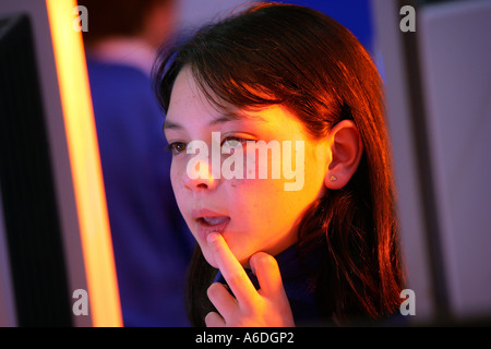 Bambini a Broadclyst scuola primaria nel Devon tramite computer Foto Stock