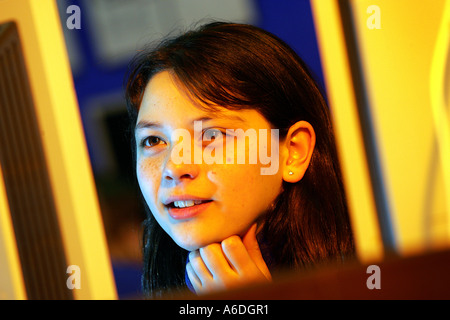 Bambini a Broadclyst scuola primaria nel Devon tramite computer Foto Stock