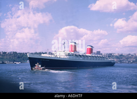 SS Stati Uniti nave passeggeri lascia la città di New York per l'Europa fine anni sessanta nave Foto Stock