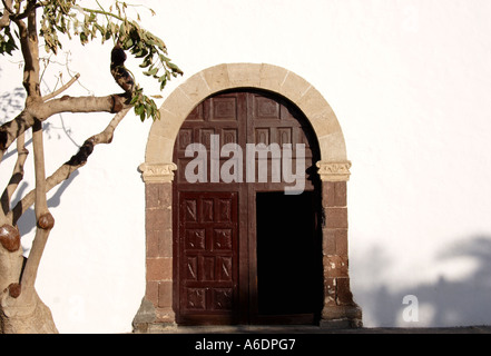 La Chiesa porta in Yaiza Lanzarote Foto Stock