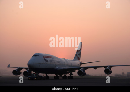 Un British Airways 747 è tirato da un rimorchiatore per il suo stand presso l'aeroporto di Heathrow Foto Stock