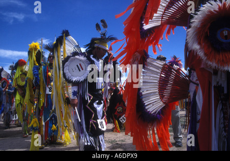 Nativi indiani americani parade presso un powwow tradizionale Foto Stock