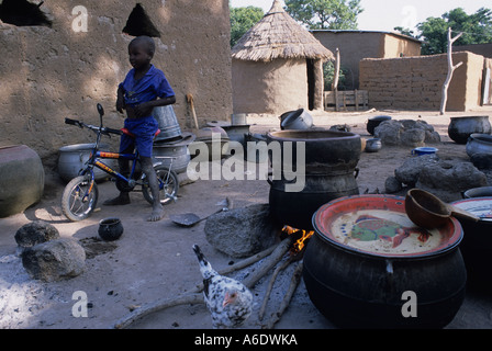 Bambino in un coltivatore di cotone s village Salia nella regione Beleco Mali Foto Stock