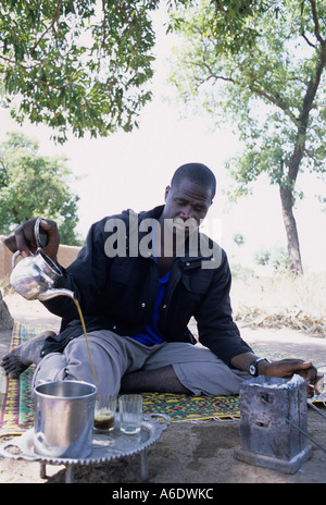 Preparazione di un tradizionale tè nel deserto in un coltivatore di cotone s village Salia nella regione Beleco Mali Foto Stock