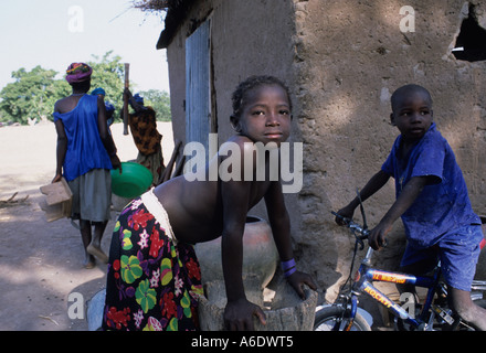 I bambini in un coltivatore di cotone s village Salia nella regione Beleco Mali Foto Stock