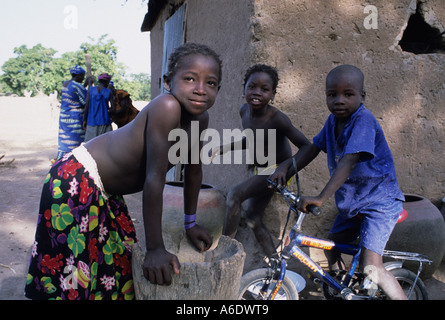 I bambini in un coltivatore di cotone s village Salia nella regione Beleco Mali Foto Stock