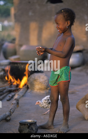 Bambino in un coltivatore di cotone s village Salia nella regione Beleco Mali Foto Stock