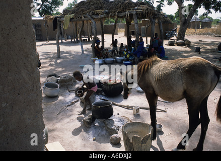 I bambini in un coltivatore di cotone s village Salia nella regione Beleco Mali Foto Stock