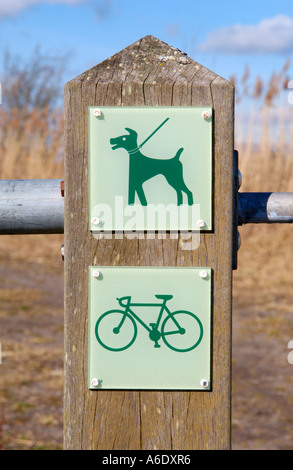 Cane e percorso in bicicletta segno a Newport Zone Umide Riserva Naturale Nazionale South East Wales UK Foto Stock