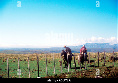 Ranch di bestiame di lavoratori presso le montagne di Cordoba Argentina Foto Stock