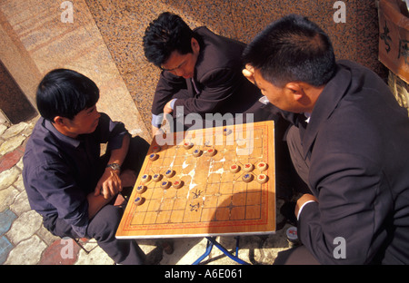 Gli uomini locali giocando a Dama cinese, Kunming Foto Stock