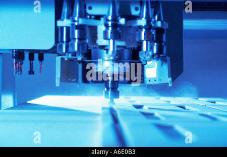 Basso angolo vista del mulino per la lavorazione del legno il taglio di materiale. Foto Stock