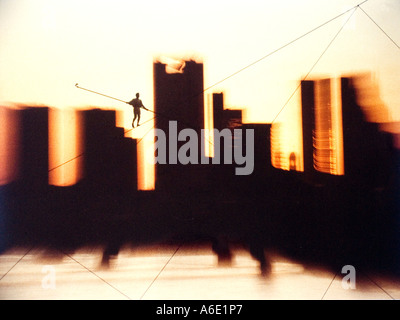 Germania, Francoforte, 30.06.1992 Skyline con corda ballerina Philippe Petit - FOTO MONTAGE Foto Stock