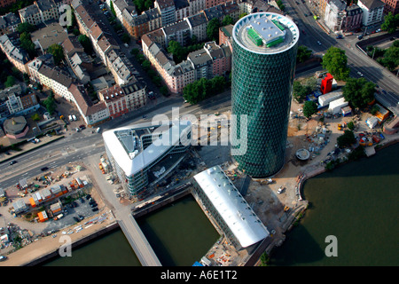 DEU, Germania Frankfurt, Westhafen Tower dell'OFA figlia della Helaba. La torre viene condivisa per un vino di mele di vetro. Il Foto Stock