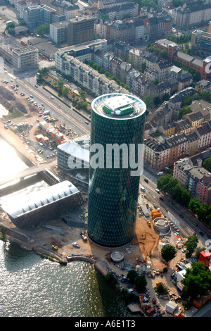 DEU, Germania Frankfurt, Westhafen Tower dell'OFA figlia della Helaba. La torre viene condivisa per un vino di mele di vetro. Il Foto Stock