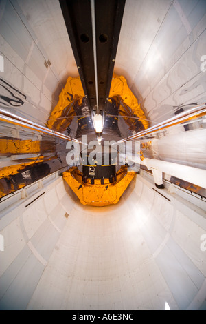 La baia di interni in Space Shuttle Orbiter NASA razzo giardino John F Kennedy Space Center di Cape Canaveral Florida USA JMH1186 Foto Stock