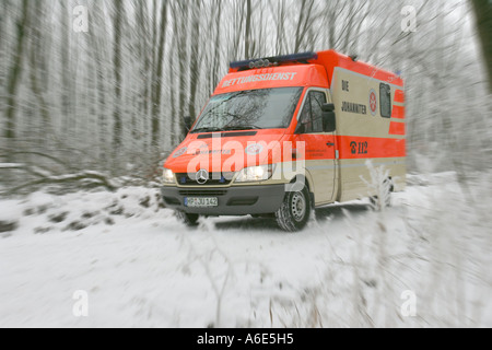 DEU, Repubblica federale di Germania, Heidelberg, Johanniter ambulanza unità del veicolo su un Waldweg Foto Stock