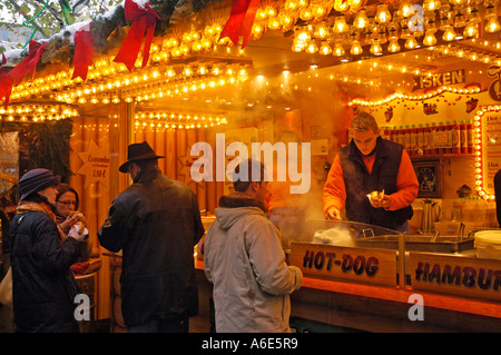 Salsiccia stand per la fiera di Natale, salsiccia, salsiccia di frittura, hot dog, Natale, Dortmund, NRW, Renania settentrionale-Vestfalia, Germania Foto Stock