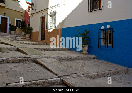 Strada ripida scalinata con gradini, parte vecchia della città di Calpe Costa Blanca, Spagna Foto Stock