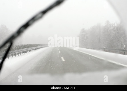 Caduta di neve e di scarsa visibilità su una autostrada tedesca in inverno Foto Stock