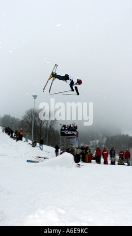 Trucco sciatore salto in alto, Oberwiesenthal, Fichtelberg, Monti Metalliferi, Erz Monti Metalliferi, Bassa Sassonia, Germania Foto Stock