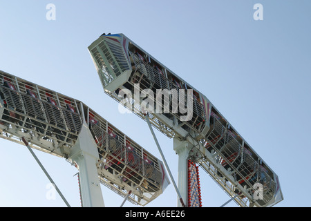 Letti a gabbia fiera divertenti corse in passato di oscillazione fra loro verticalmente Inghilterra Brighton Regno Unito Foto Stock
