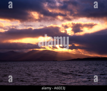 Sunburst Over Mull da Ganavan baia vicino a Oban, Argyll Foto Stock