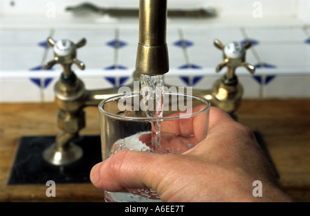 Lavello da cucina alimentazione idrica, a Alderton, Suffolk, Regno Unito. Foto Stock