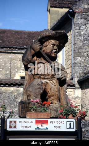 Jacquou le Croquant è collegato alla storia storica del libro e al personaggio del film, statua in pietra solida, scultura Domme commune Dordogne Nouvelle Aquitaine Francia Foto Stock